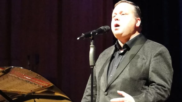 Der britsche Tenor Paul Potts versinkt in der Konzerthalle komplett in seinen Liedern. Die Zuh&ouml;rer applaudieren begeistert, als sie Zeuge werden, wie lange er einen Ton herausjagen kann, ohne dass ihm die Luft wegbleibt. - &copy; Hajo G&auml;rtner