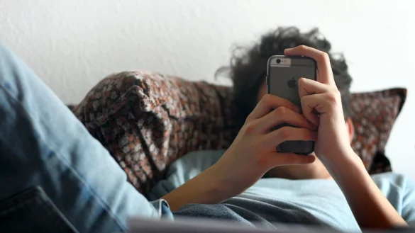 Jugendlicher mit iPhone - &copy; Foto: picture alliance / dpa