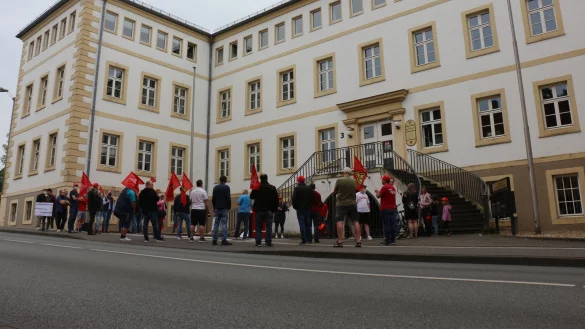 IG Metall ruft zur Solidarit&auml;t mit den fast 200 gek&uuml;ndigten Mitarbeitern des Lemgoeer KfZ-Zulieferers Isringhausen auf. - &copy; Janet K&ouml;nig