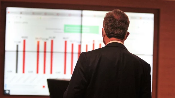 Rot, wohin das Auge blickt: der CDU-Landratskandidat Jens Gnisa steht vor dem Bildschirm und betrachtet die Wahlergebnisse. Fotos: Dirk Baldus - &copy; Dirk Baldus