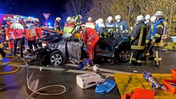 Beim Zusammenstoß zweier Personenwagen wurden am Sonntagnachmittag fünf Menschen verletzt, vier von ihnen schwer. Die Feuerwehr rettete zwei Insassen mit hydraulischen Geräten aus den zerstörten Fahrzeugen. - © Ralph Meyer
