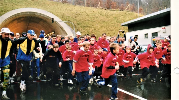 Ein Tunnellauf bildete den Auftakt zu einem ersten Tunnel-Besichtigungstag f&uuml;r alle Oerlinghauser im November 1998, kurz vor der offiziellen Er&ouml;ffnung der Umgehungsstra&szlig;e. Bis zu 20.000 Fahrzeuge t&auml;glich m&uuml;ssen sich nun nicht mehr durch die Bergstadt qu&auml;len. - &copy; Archivfoto Horst Biere
