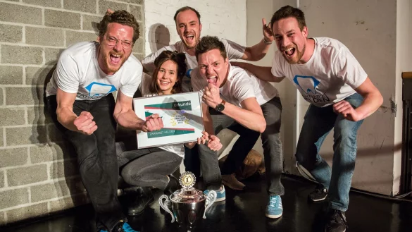 Die Zahnarzt-Helden: Gesch&auml;ftsf&uuml;hrer Carsten Janetzky (l.) mit seinem gut gelaunten Team in D&uuml;sseldorf. - &copy; Hannah Heimbuchner