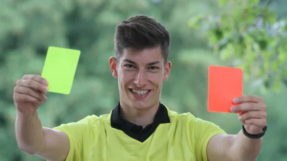 "Ich bin eher ein locker Typ auf dem Platz." Das sagt Schiri Nils Hasse &uuml;ber sich selber. Trotzdem muss er nat&uuml;rlich mal Gelb oder Rot zeigen. - &copy; Sebastian Lucas