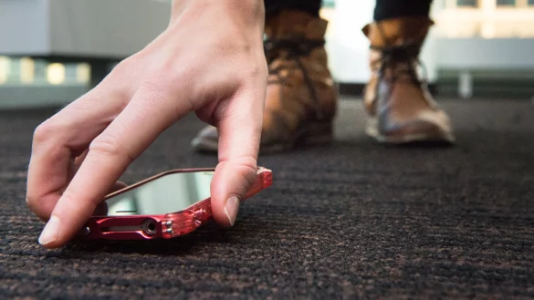 Bruchlandung f&uuml;rs Handy: Die Schwerkraft zerrt auch Smartphones unaufhaltsam zu Boden. Gut, wenn das teure Ger&auml;t in einer stabilen H&uuml;lle steckt. - &copy; Franziska Gabbert/ dpa