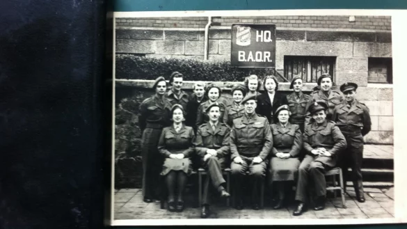 Das Personal der Salvation Army (Heilsarmee) f&uuml;r die Britischen Streitkr&auml;fte f&uuml;hlt sich in Bad Salzuflen offenbar sehr wohl. Das Bild entstand 1949 vor dem &bdquo;Headquarter of the British Army of the Rhine" (HQ B.A.O.R.) in der Bismarckstra&szlig;e 7. - &copy; Stefan Wiesekopsieker