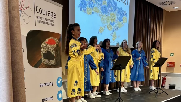 Der Verein "Courage – Initiative für Sterbe- und Trauerbegleitung“ informierte in der Detmolder Stadthalle über das Leben in der Ukraine. Ein ukrainischer Chor aus Lemgo sang alte Volkslieder. - © Courage, Initiatve für Sterbe- und Trauerbegleitung