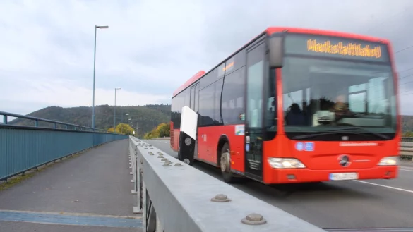 Ein Shuttle-Verkehr &uuml;ber die Weserbr&uuml;cke bei L&uuml;chtringen ist die realistischste L&ouml;sung als Ersatz f&uuml;r die Fu&szlig;g&auml;ngersperrung der H&ouml;xtaner Weserbr&uuml;cke im kommenden Jahr. - &copy; Burkhard Battran