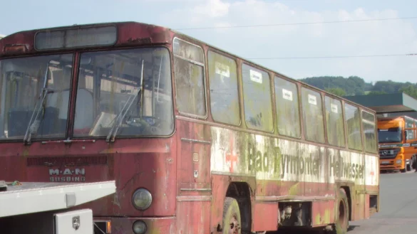 Ein Bus am H&auml;nger: Das ehemalige Linienfahrzeug, Baujahr 1972, ist im Sommer 2013 in schlechtem Zustand auf dem Betriebshof der Verkehrsbetriebe Extertal angekommen. 30 Jahre hatte es auf einem Hof vor sich hin gerostet. - &copy; Privat