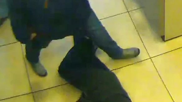 Das undatierte Foto der Polizei Essen zeigt Bankkunden in Essen, die im Vorraum einer Bank &uuml;ber einen hilflosen Mann hinwegsteigen, der am Boden liegt. Der Mann verstarb sp&auml;ter im Krankenhaus. - &copy; dpa