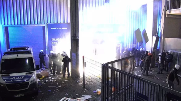 Aufnahmen der Polizei zeigen Szenen, bei denen gewaltbereite Rostock-Anhänger im Dezember 2023 in der Paderborner Home-Deluxe-Arena randalieren. - © Polizei