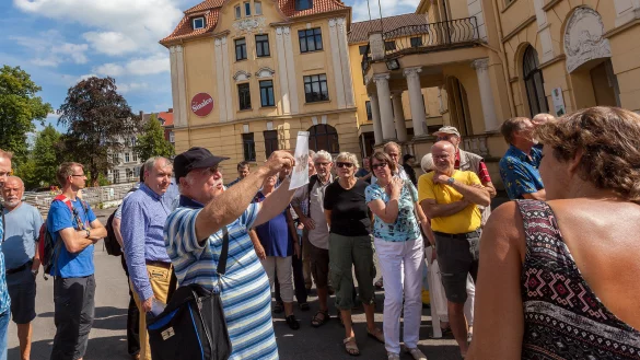 Eine Weltmarke aus der Residenzstadt: Dr. Hans Joachim Keil führt die Gruppe von Neugierigen auf den Spuren der Sinalco-Vergangenheit durch Detmold. - © Torben Gocke