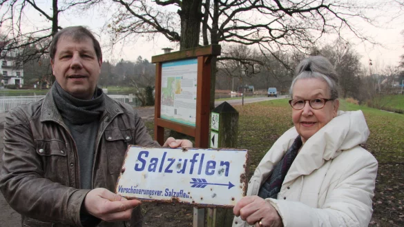 Alt und neu: In der Stadt und in der Natur finden sich heute vielfältige Schilder und Info-Tafeln für Bürger und Besucher. Dr. Stefan Wiesekopsieker und Heidi Mares vom Heimatverein zeigen das schlichte Schild, das vor 112 Jahren für Orientierung sorgte. - © Stefan Backe