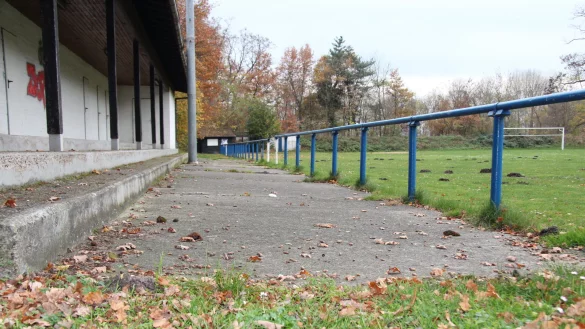 In die Jahre gekommen sind der Sportplatz und das Sporthaus des RSV in Waddenhausen. Beides soll nun auf Vordermann gebracht werden. - &copy; Cordula Gr&ouml;ne