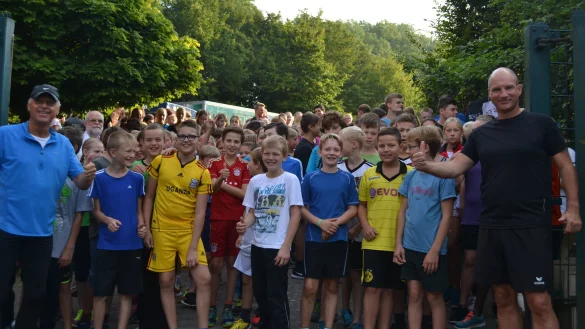 Es geht los: Bürgermeister Klaus Geise und Karsten Fahrenkamp (v. li.) eröffnen den Sponsorenlauf. - © LZ