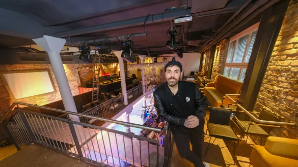 Viel Platz, und noch viel zu tun: Von der oberen Etage, mit Barbereich und Sitzgelegenheiten, blickt man auf die in der Etage darunter gelegene, große Tanzfläche. Dahinter richtet Sam's-Betreiber Serkan Besiroglu gerade noch einen separaten Bereich für private Feiern ein. 800 statt bisher insgesamt knapp 250 Quadratmeter Fläche am alten Standort hat die neue Location. - © Andreas Zobe