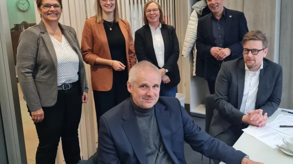 Ihnen allen liegt die Integration der Menschen aus Südosteuropa am Herzen: (von links) Sabine Beine (Verwaltungsvorstand beim Kreis Lippe), Nora Wieners (Bereichsleiterin beim Netzwerk Lippe), Horn-Bad Meinbergs Bürgermeister Heinz-Dieter Krüger, Britta Langner vom Caritas-Vorstand, Bad Salzuflens Bürgermeister Dirk Tolkemitt und Geschäffsführer Moritz Lippa vom Netzwerk Lippe. - © Marianne Schwarzer