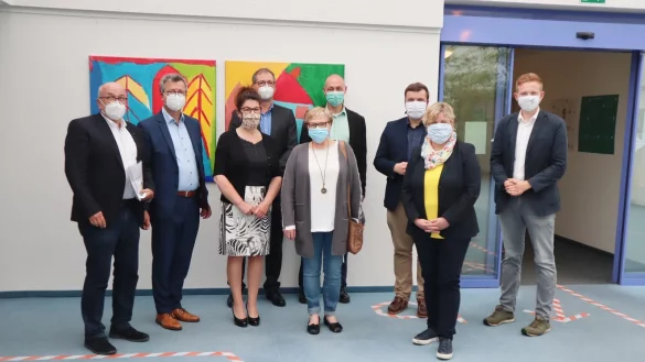 Im Foyer des MPTB: v.l. Walter Kern, Jens Gnisa, Barbara Milde, Thorsten L&ouml;ll, Marianne Ulbrich, Pastor Dr. Bartolt Haase, Claudia Middendorf, Lars Brakhage, Yannick Wiemann.&nbsp; - &copy; Stiftung Eben-Ezer