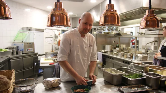 Matthias Sch&uuml;rmann ist K&uuml;chenchef im Elsbach-Restaurant. Er bef&uuml;llt Rebowls, also Mehrwegbeh&auml;lter, f&uuml;r die die Kunden f&uuml;nf Euro Pfand hinterlegen m&uuml;ssen. - &copy; Linda Schnepel