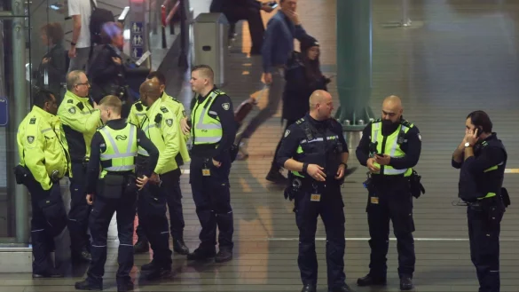 Einsatz am Flughafen - &copy; Foto: Peter Dejong/AP/dpa