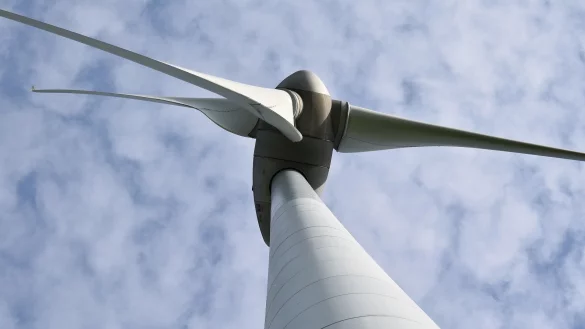 Weil die Feuerwehr der Samtgemeinde Bodenwerder-Polle das Windrad kontrolliert abbrennen l&auml;sst, dauern die L&ouml;scharbeiten an. - &copy; Symbolfoto: pixabay.com