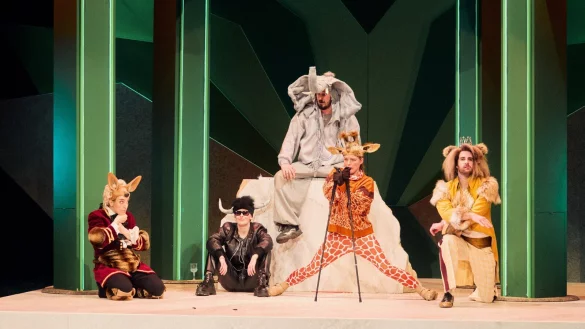 Anne-Kristin Schiffmann, Magdalena Wei&szlig;, Hartmut Jonas, Rebecca Stute und Bj&ouml;rn Ingmar B&ouml;ske in einer Spielszene. - &copy; Landestheater Detmold/Patrick Pollmeier