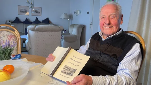Erich Woitelle (94) ist gerade in die Lehre gekommen, als er aus seinem Heimatdorf Frauenhain in Schlesien flüchten muss. Später kehrt er heim, um wenige Monate darauf von Polen vertrieben zu werden. Seine Geschichte hat der Lagenser in einem sehr persönlichen Buch veröffentlicht. - © Silke Buhrmester