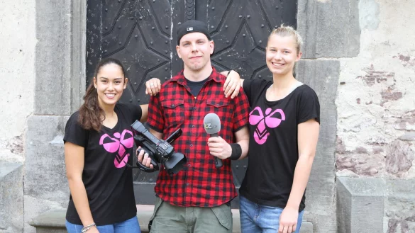 Freuen sich auf den Livestream: Die HSG-Spielerinnen Patricia Rodrigues (links) und Kamila Kordovska neben Laurent Ohmansiek (Live-Regie) in die Mitte. - &copy; Dietmar Welle