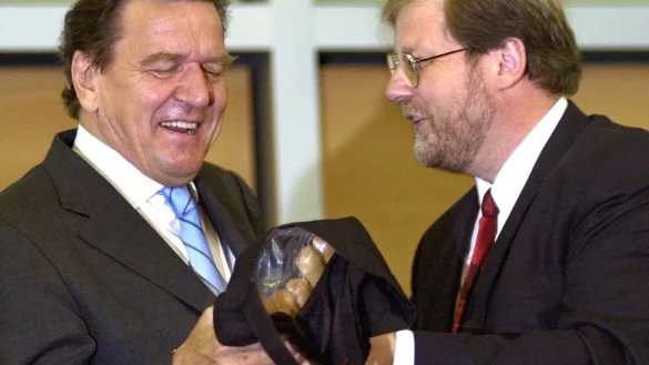 Gerhard Schr&ouml;der und Hans-J&uuml;rgen Uhl - &copy; Foto: Wolfgang Weihs/dpa