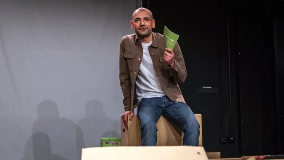 Spielte hochkonzentriert und zugleich leicht und unsentimental: Jan-Niklas Shadan Mavigök in „All das Schöne“. - © Landestheater Detmold/Jochen Quast