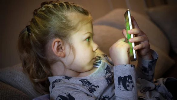 Smartphone-Spiele f&uuml;r Kinder - &copy; Foto: Hans-J&uuml;rgen Wiedl/dpa-Zentralbild/dpa