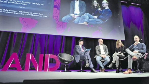 Auf dem Podium: Oetker-Chef Albert Christmann, Christian Miele, Astrid Maier und Maximilian Viessmann (v.l). - &copy; Barbara Franke