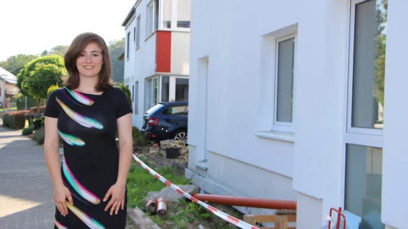 Julia Eisentraut steht vor ihrem Haus, das innen noch eine Baustelle ist. Die Datensicherheit ist ihr wichtig, was im Netz kursiert, will die 27-J&auml;hrige so gut es geht beeinflussen.&nbsp; - &copy; Astrid Sewing