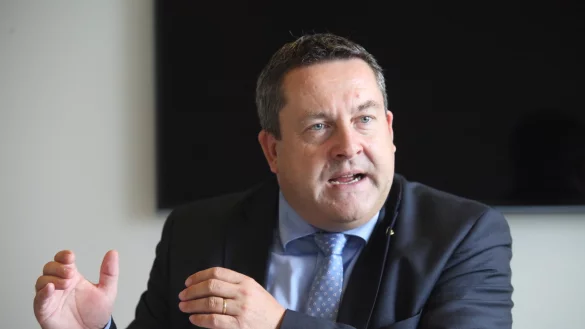 In der Kritik: Landrat Dr. Axel Lehmann ist im Februar in den Ski-Urlaub gefahren – obwohl im Missbrauchsskandal auch Vorwürfe gegen seine Verwaltung geprüft werden. - © Archivfoto: Bernhard Preuss