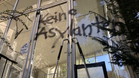 Auf die T&uuml;re des Eingangs vom F&uuml;rstenhof ist &bdquo;Keine Asylanten&ldquo; gespr&uuml;ht worden. Danach wurde laut Polizei ein Brandsatz in das Geb&auml;ude geworfen. Die Ermittler gehen von einem rechtsextremen Hintergrund der Tat aus. Foto: Sven Kienscherf(LZ) - &copy; Sven Kienscherf(LZ)