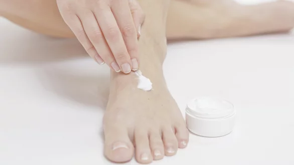 Anwendung von Hornhautcreme - &copy; Foto: Monique W&uuml;stenhagen