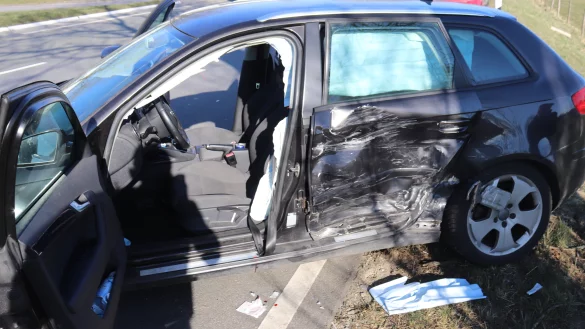 Bei einem Unfall in Bergheim ist ein Autofahrer verletzt worden. - &copy; Polizei H&ouml;xter