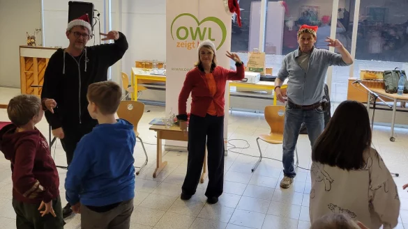 Jochen Vahle (links), Tina Ruland und Ingo Naujoks haben ihr junges Publikum zum tanzen animiert. - © Vasco Stemmer