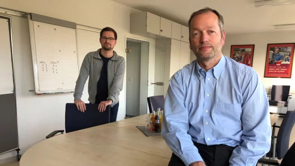 Der stellvertretende Fraktionsvorsitzende Robin Meier (links) und Fraktionsvorsitzender Ralf Wiebusch im B&uuml;ro der SPD an der Benzstra&szlig;e. - &copy; Sven Kienscherf