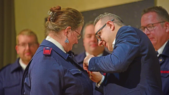 Für ihre 25-jährige Mitgliedschaft erhält Unterbrandmeisterin Tanja Pahling aus der Löschgruppe Lieme von Bürgermeister Markus Baier das Feuerwehrehrenzeichen des Landes Nordrhein Westfalen in Silber. - © Nicole Ellerbrake