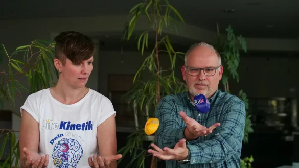 Unter Anleitung von Life-Kinetik-Trainerin Nancy Oldenburg wagt sich LZ-Sportredakteur Oliver K&ouml;nig an die n&auml;chste Herausforderung. Fotos: J&ouml;rg Hagemann - &copy; J&ouml;rg Hagemann