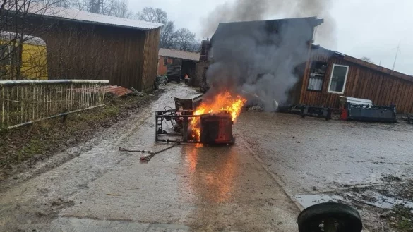 Die Feuerwehr wurde am Dienstagmittag zu einem Scheunenbrand gerufen. - &copy; Horst Brinkmann/Feuerwehr Kalletal