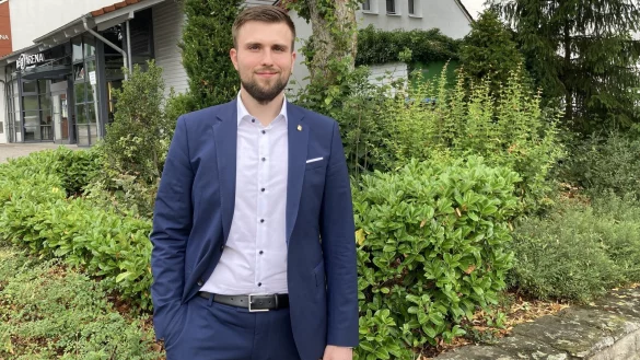 Mats Uffe Schubert (SPD) will Bürgermeister in Augustdorf werden. Sein Lieblingsplatz ist die horatec-Arena. - © Cordula Gröne