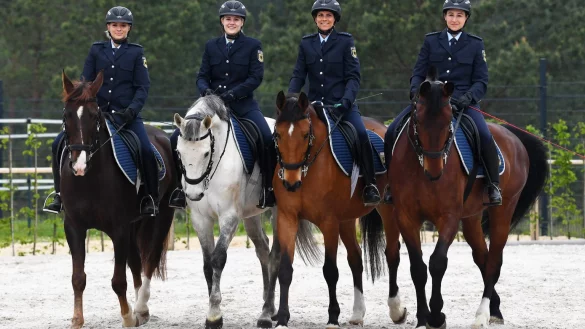Polizistinnen zu Pferd - &copy; Foto: Ralf Hirschberger