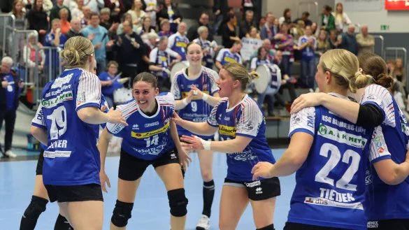 Mitten im Jubelkreis: Blombergs Ona Vegué (Zweite von links) feiert mit ihren Teamkameradinnen den Heimsieg über den Thüringer HC. - © Paul Cohen