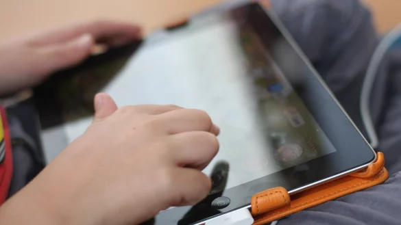 Kind mit Tablet - &copy; Foto: Philipp Brandst&auml;dter