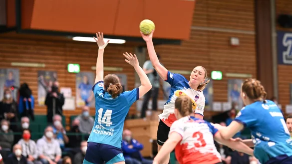 Den Wurf von Blombergs Linnea Pettersson kann Buxtehudes Maja Sch&ouml;nefeld nicht verhindern. - &copy; Lobeca/Felix Schlikis