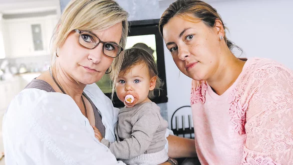 Nicht behandelt, weil sie Kassenpatientin ist: Julia Wolf (rechts), Mila und Silke Siekmann haben erstmal genug von Krankenh&auml;usern. In Bethel mussten sie lange warten - wurden aber zum Kinderarzt zur&uuml;ckgeschickt, obwohl Milas Bein gebrochen war. - &copy; Wolfgang Rudolf/nw