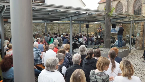 Immer gut gef&uuml;llt: Ein Bild von der &bdquo;Musik im Museum&ldquo; im vergangenen Jahr. Im Hintergrund die nahe Kirche St. Marien, die um 19 Uhr immer die inoffizielle &bdquo;Startglocke&ldquo; l&auml;utet. Foto: Bernd Rossmann - &copy; Bernd Rossmann