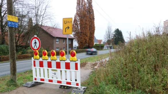 Der Gehweg parallel zur Salzufler Stra&szlig;e ist nun offiziell von der Stadt gesperrt worden. Eine Umleitung f&uuml;r Fu&szlig;g&auml;nger und Radfahrer ist ausgeschildert worden durch das angrenzende Wohngebiet. - &copy; Alexandra Schaller